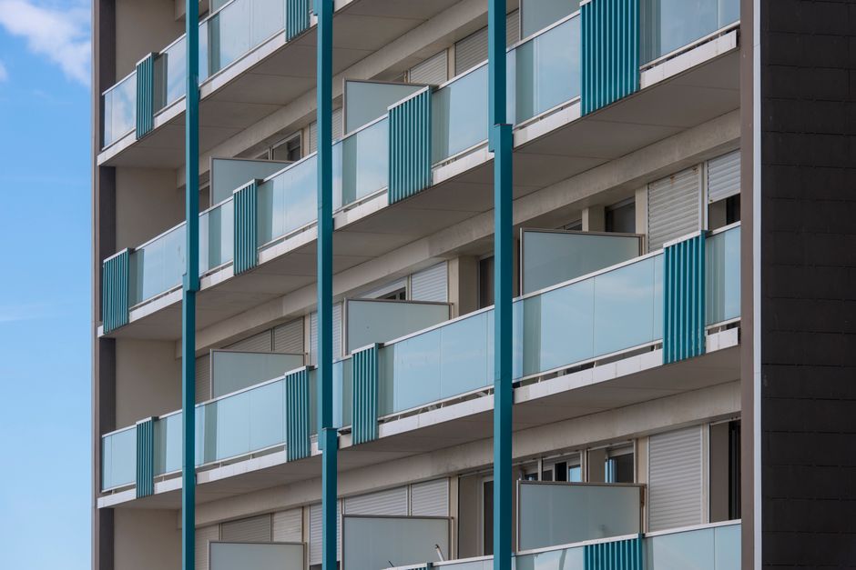 Vanjski izgled moderne stambene zgrade s plavim balkonima