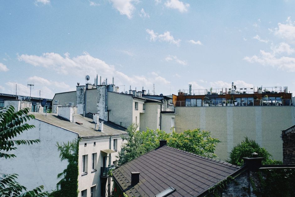 Pogled na stambene krovove Zagreba u sunčanom danu